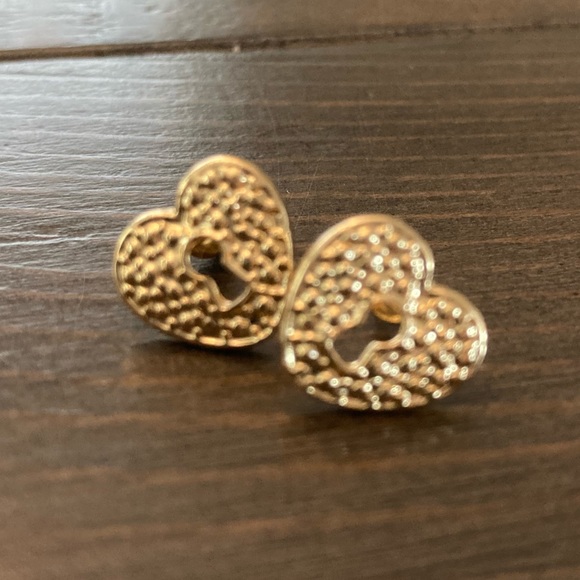 Jewelry - Gold heart studs